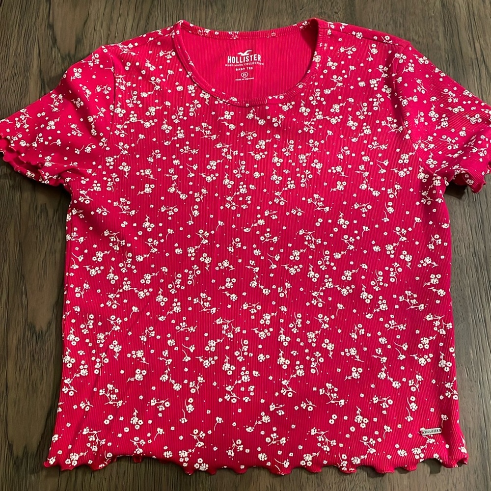 Hollister Baby Tee. Red Floral with scalloped hem sleeve and waist.